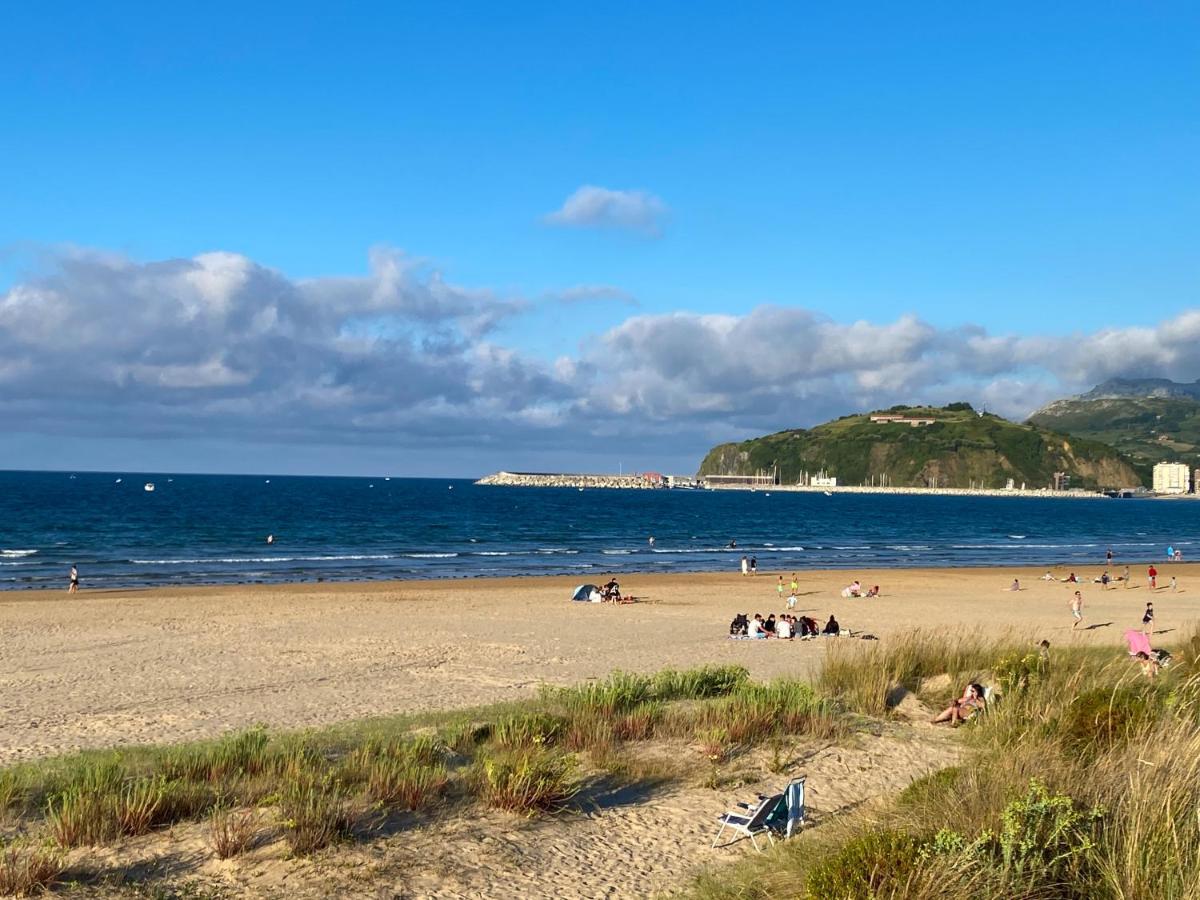 Piso Primera Linea De Playa Laredo Exteriör bild
