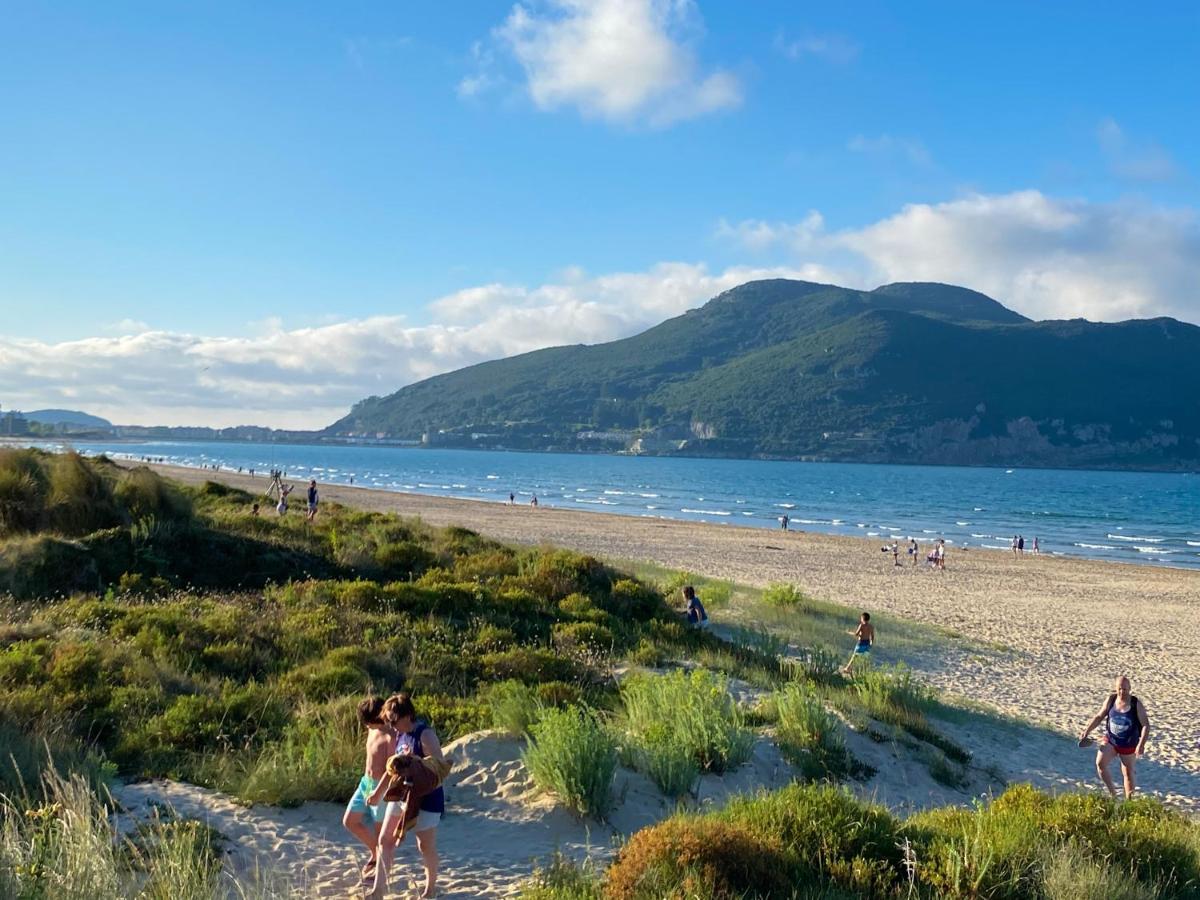 Piso Primera Linea De Playa Laredo Exteriör bild
